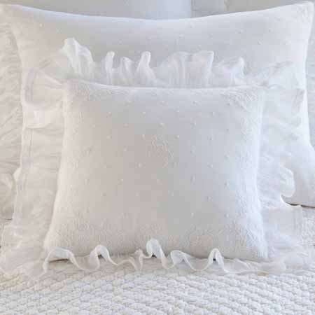 Daisy Dot – Embroidered Linen Toss Pillow